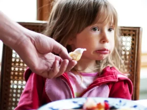 چگونه به کودک اوتیسم غذا بدهید؟